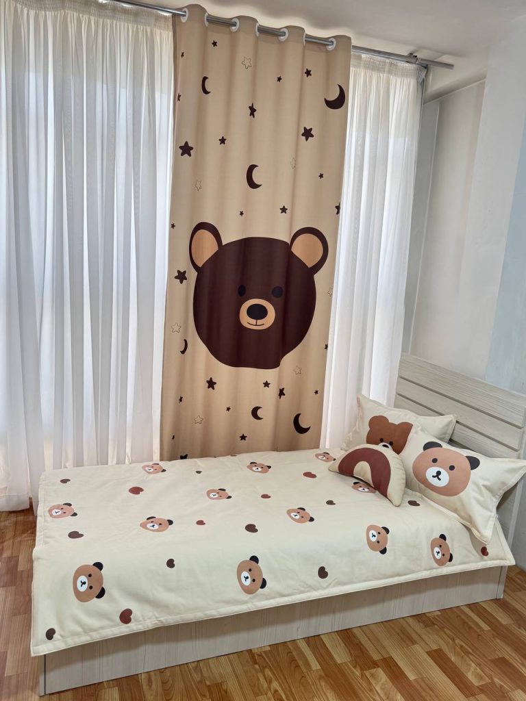 پرده اتاق کودک با طرح خرس و رنگ کرم مناسب سیسمونی